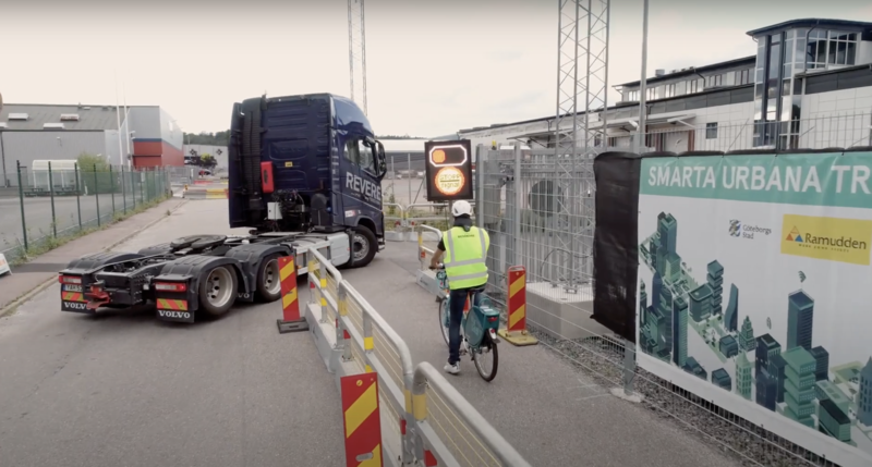 Cyklist stannar för lastbil