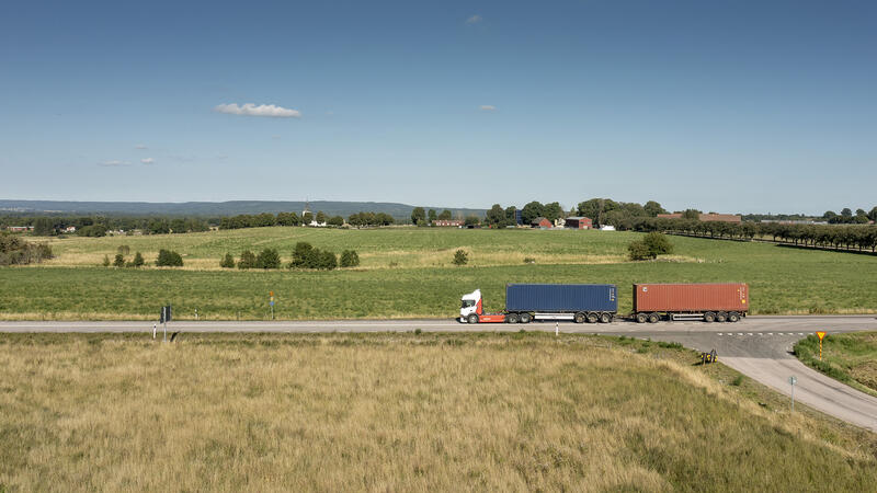 33,5 meter lång lastbil utanför falköping