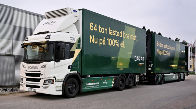 Grön och vit Scania Dagab lastbil
