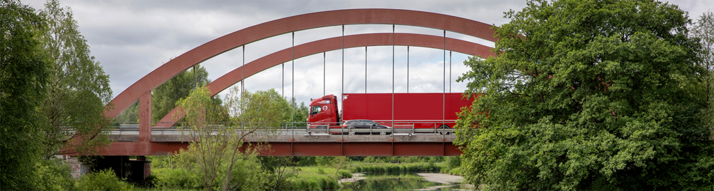 Röd lastbil på bro