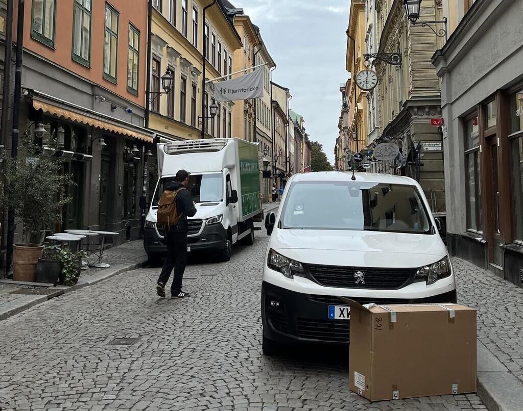 Gata i Gamla stan i Stockholm som visar en trång gatumiljö med leveranser och fotgängare